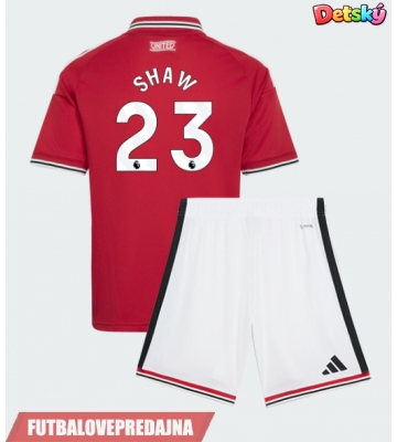 Lacne Dětský Futbalové dres Manchester United Luke Shaw #23 2026-27 Krátky Rukáv - Domáci (+ trenírky)